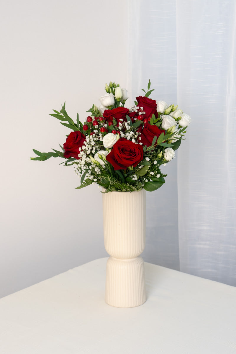Bouquet con Rose Rosse e Lisianthus Bianchi | Consegna a Torino