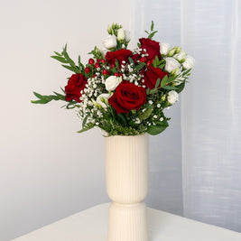 Bouquet con Rose Rosse e Lisianthus Bianchi | Consegna a Torino