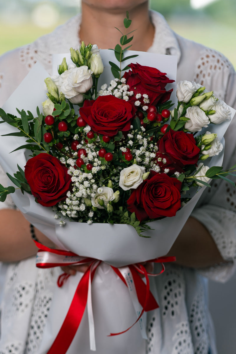Bouquet con Rose Rosse e Lisianthus Bianchi | Consegna a Torino