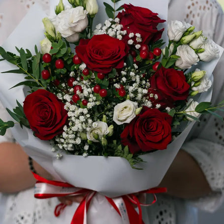 Bouquet con Rose Rosse e Lisianthus Bianchi | Consegna a Torino Emozioni