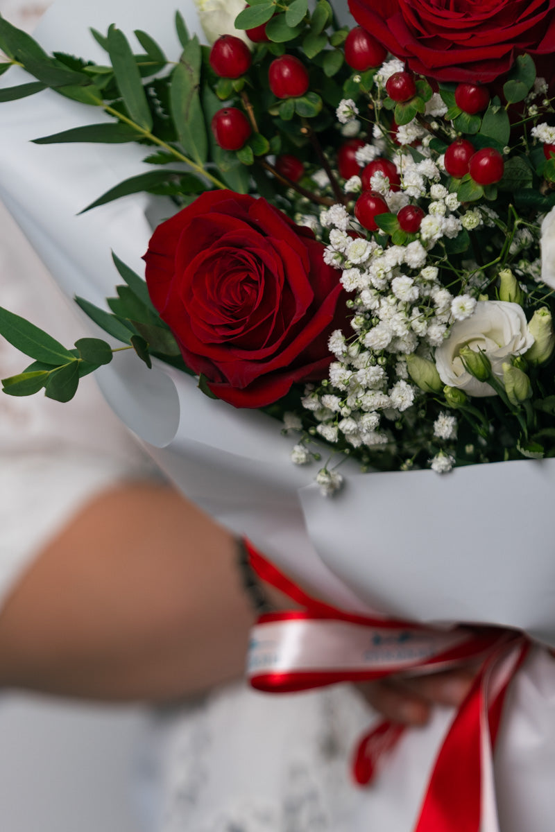 Bouquet con Rose Rosse e Lisianthus Bianchi | Consegna a Torino
