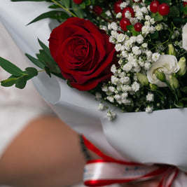 Bouquet con Rose Rosse e Lisianthus Bianchi | Consegna a Torino