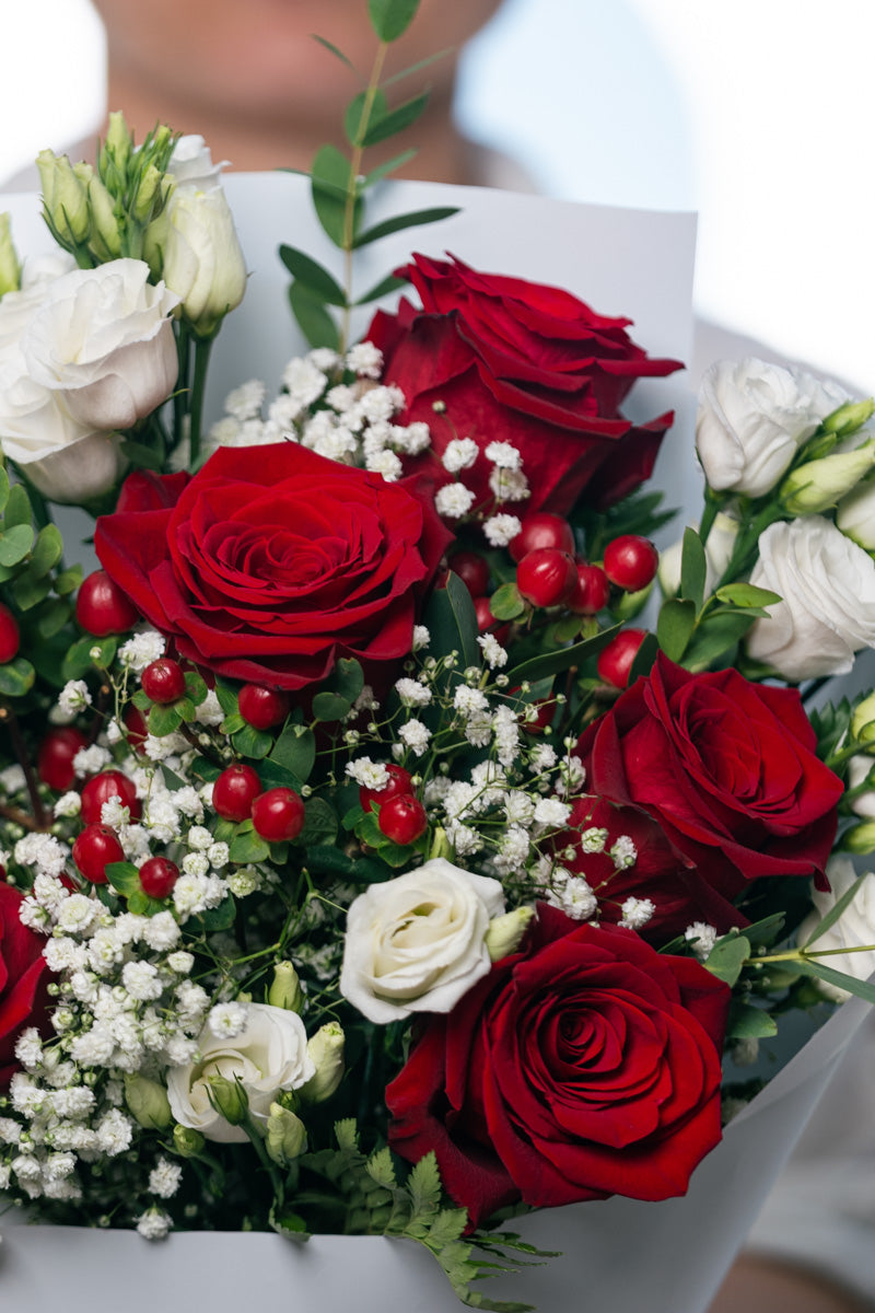 Bouquet con Rose Rosse e Lisianthus Bianchi | Consegna a Torino