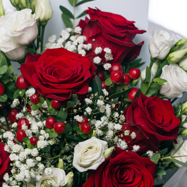 Bouquet con Rose Rosse e Lisianthus Bianchi | Consegna a Torino
