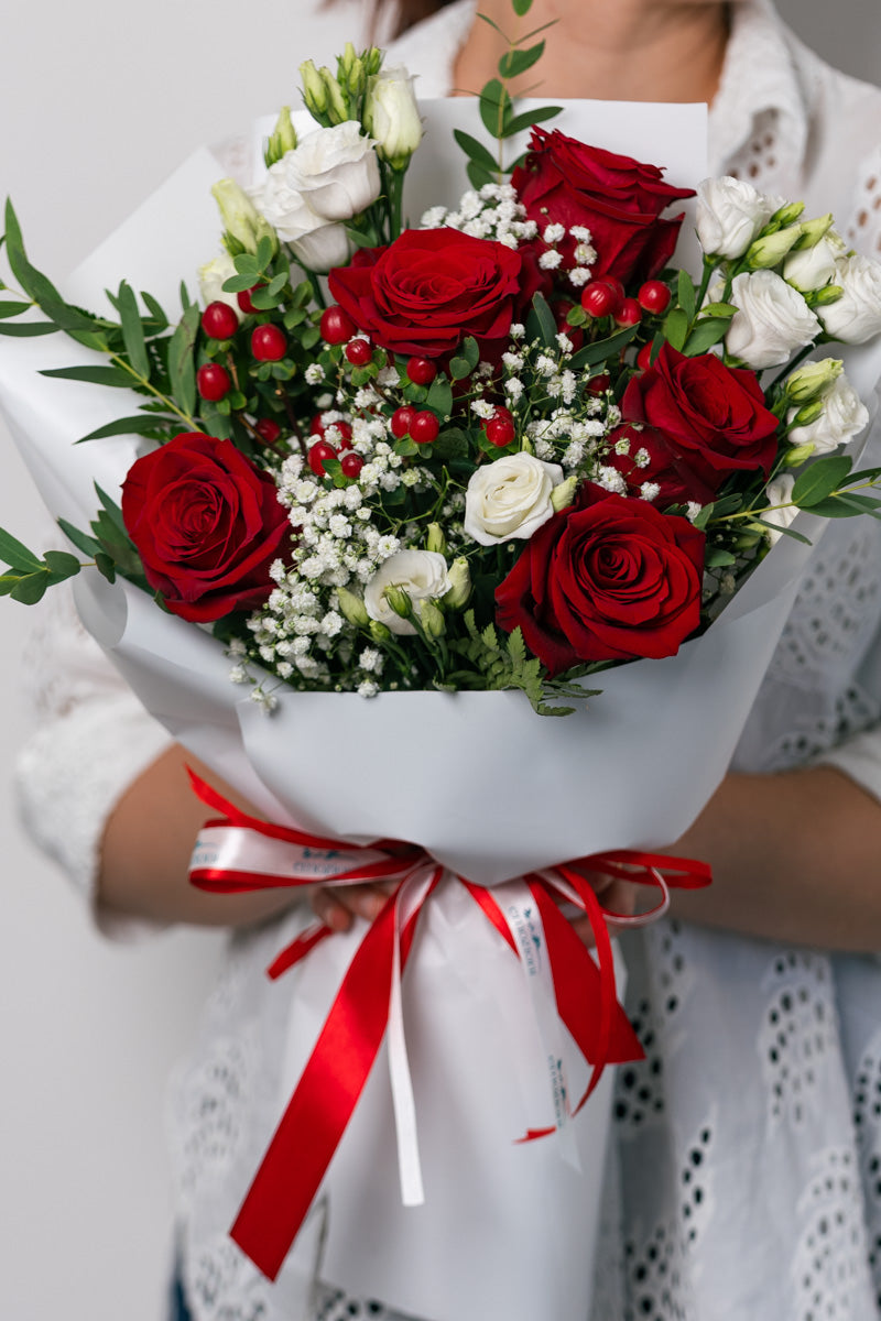 Bouquet con Rose Rosse e Lisianthus Bianchi | Consegna a Torino