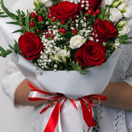 Bouquet con Rose Rosse e Lisianthus Bianchi | Consegna a Torino