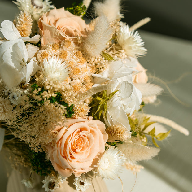 Bouquet di Fiori stabilizzati e Secchi in Toni Naturali | Eleganza Senza Tempo