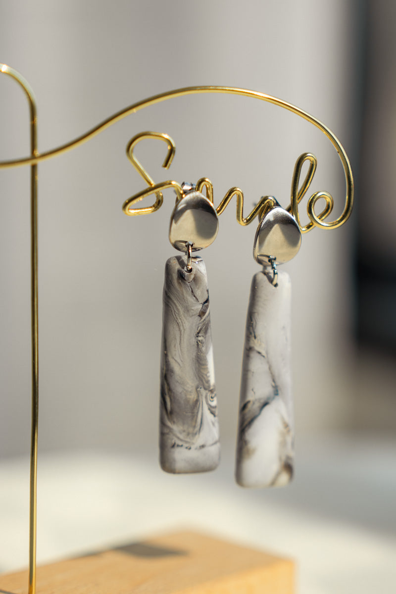Orecchini Effetto Marmo Grigio – Forma Allungata | Clay Design