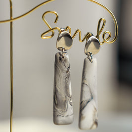 Orecchini Effetto Marmo Grigio – Forma Allungata | Clay Design