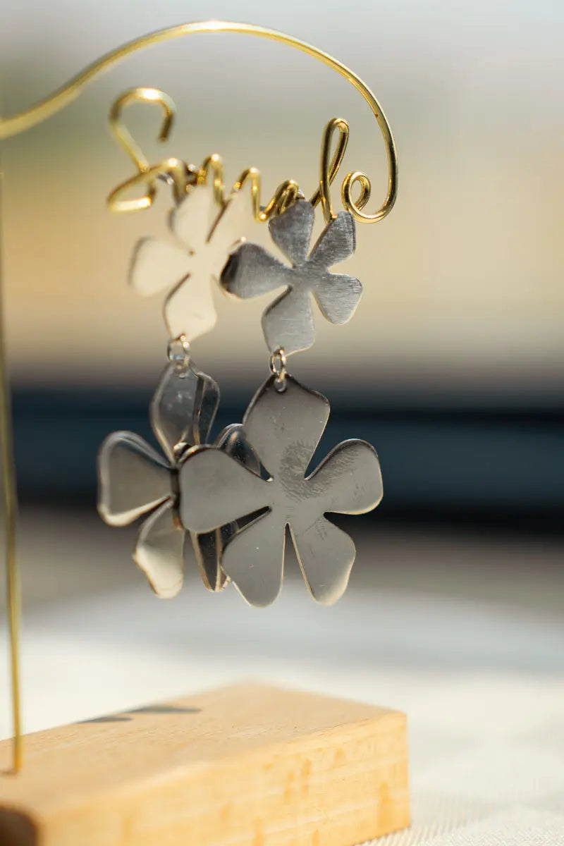Orecchini Pendenti Fiore – Argento Satinato | Clay Design Emozioni