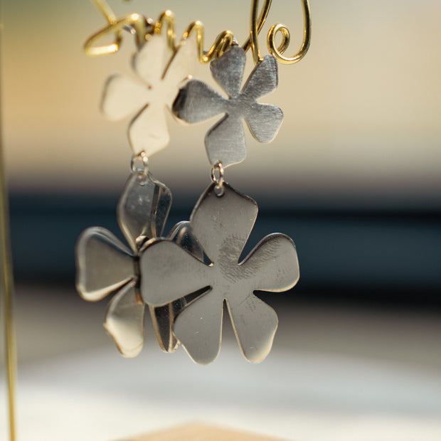 Orecchini Pendenti Fiore – Argento Satinato | Clay Design