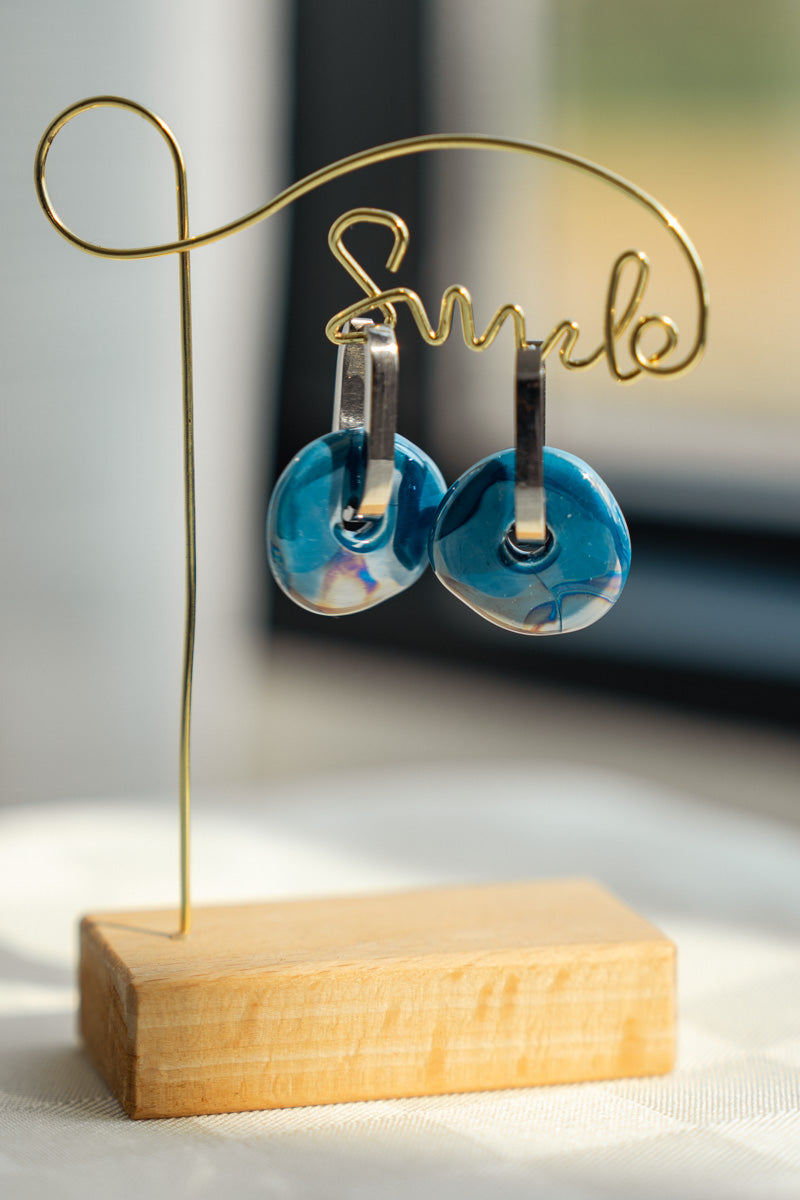 Orecchini Azzurri a Cerchio Irregolare – Acciaio Dorato | Clay Design Blossom Shine