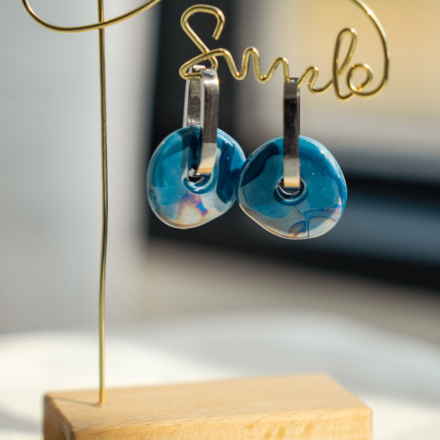 Orecchini Azzurri a Cerchio Irregolare – Acciaio Dorato | Clay Design Blossom Shine