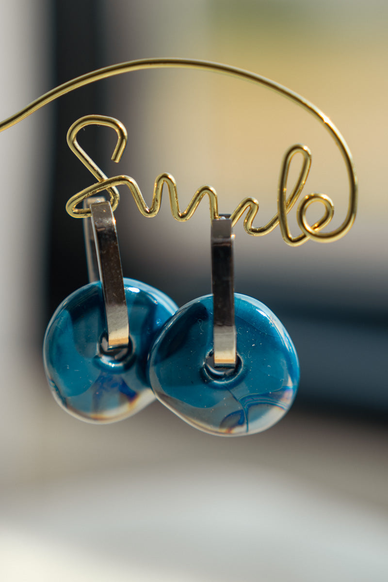 Orecchini Azzurri a Cerchio Irregolare – Acciaio Dorato | Clay Design Blossom Shine