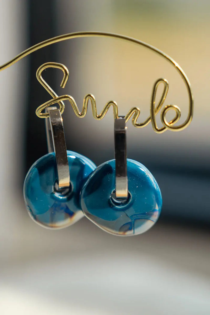 Orecchini Azzurri a Cerchio Irregolare – Acciaio Dorato | Clay Design Blossom Shine Emozioni