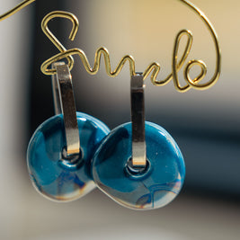 Orecchini Azzurri a Cerchio Irregolare – Acciaio Dorato | Clay Design Blossom Shine