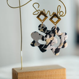 Orecchini Pendenti Effetto Maculato – Argilla Artigianale | Clay Design