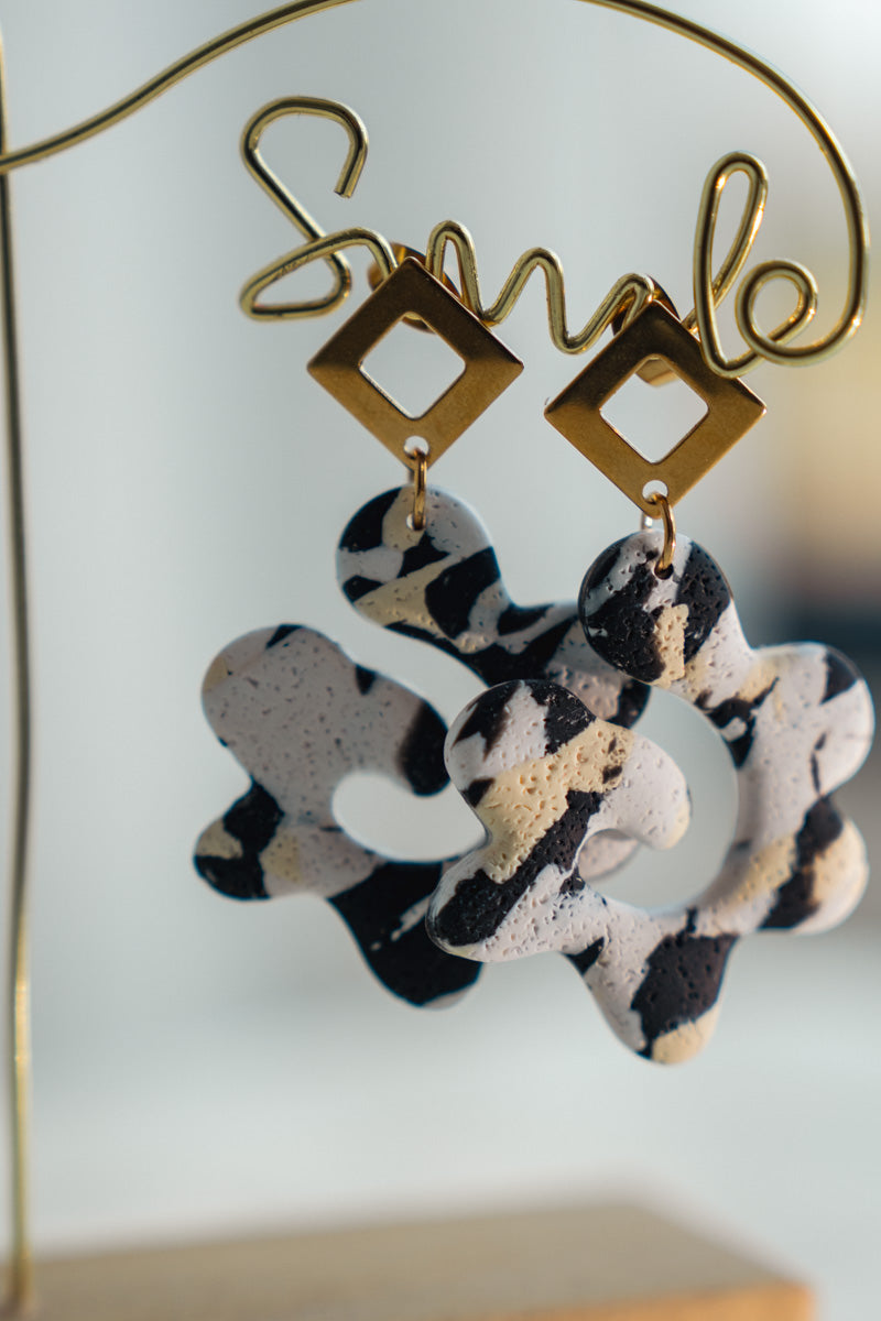 Orecchini Pendenti Effetto Maculato – Argilla Artigianale | Clay Design