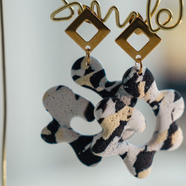 Orecchini Pendenti Effetto Maculato – Argilla Artigianale | Clay Design
