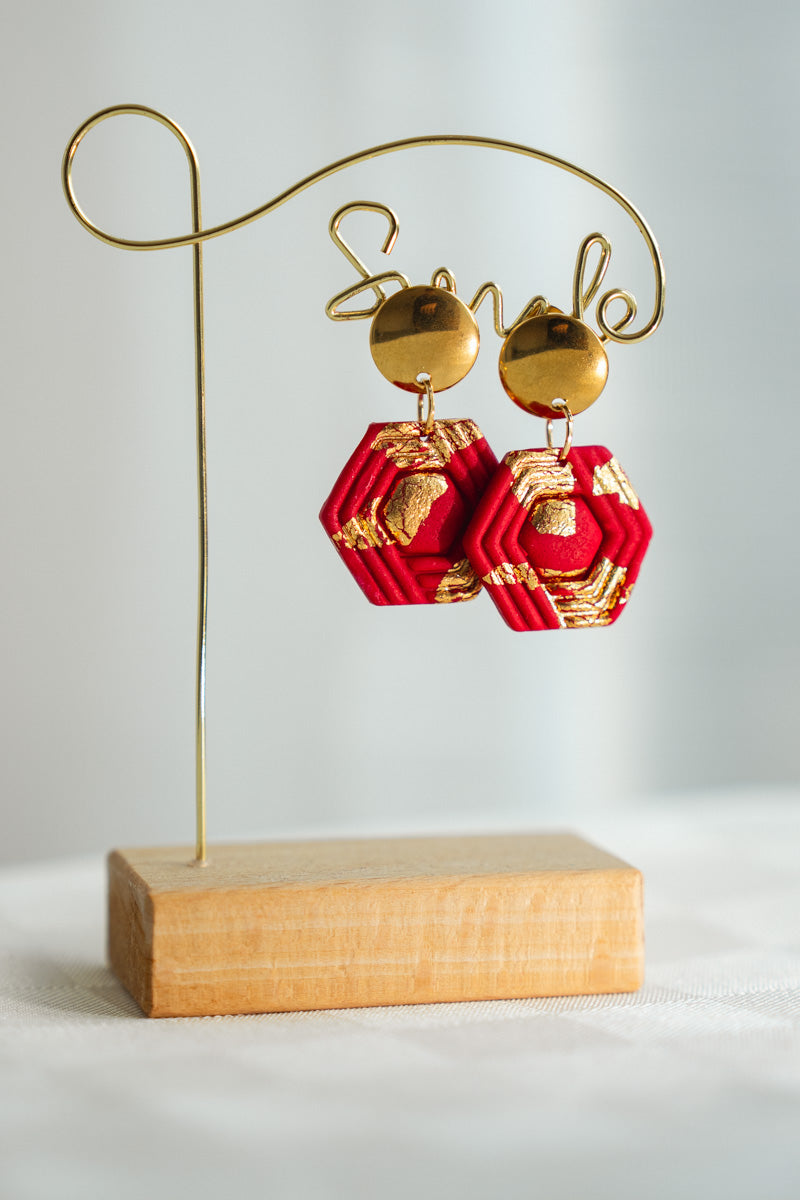 Orecchini Pendenti Rosso Geometrico con Foglia Oro – Argilla Artigianale | Clay Design
