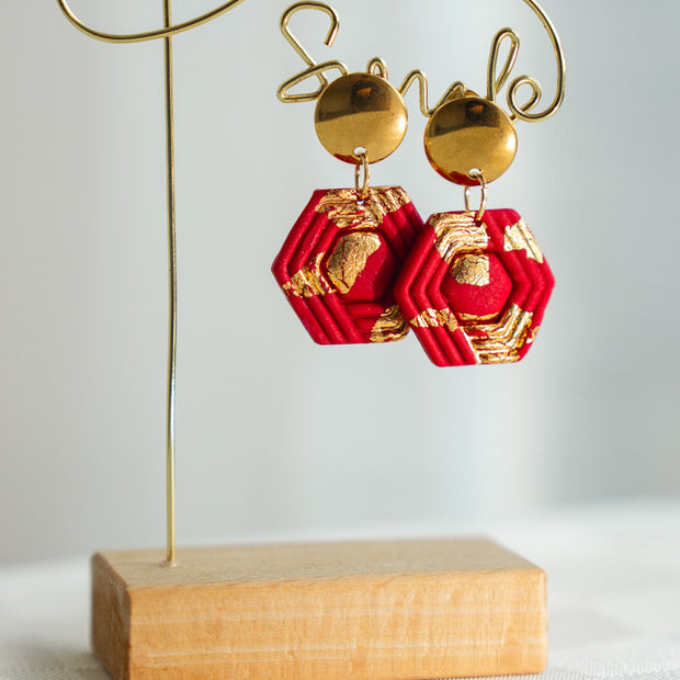 Orecchini Pendenti Rosso Geometrico con Foglia Oro – Argilla Artigianale | Clay Design