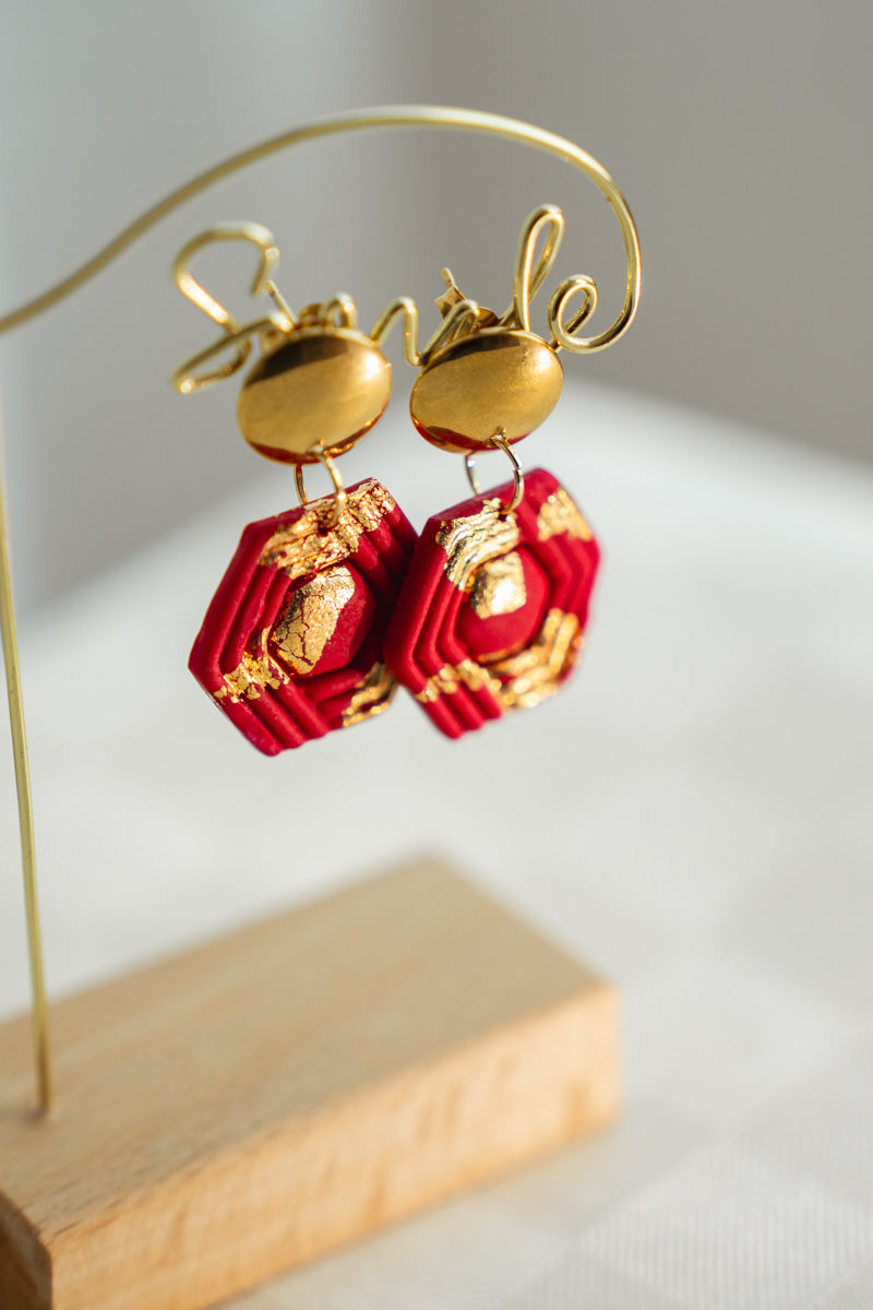 Orecchini Pendenti Rosso Geometrico con Foglia Oro – Argilla Artigianale | Clay Design