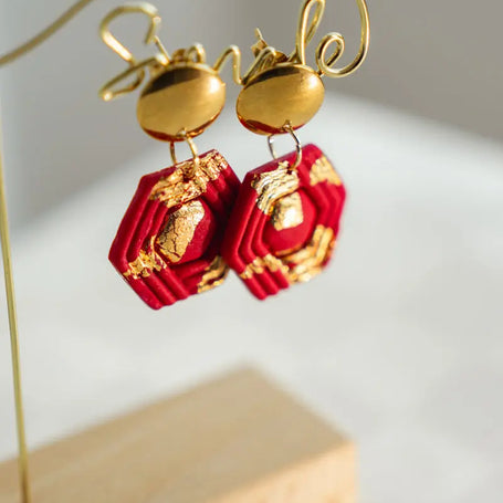 Orecchini Pendenti Rosso Geometrico con Foglia Oro – Argilla Artigianale | Clay Design Emozioni
