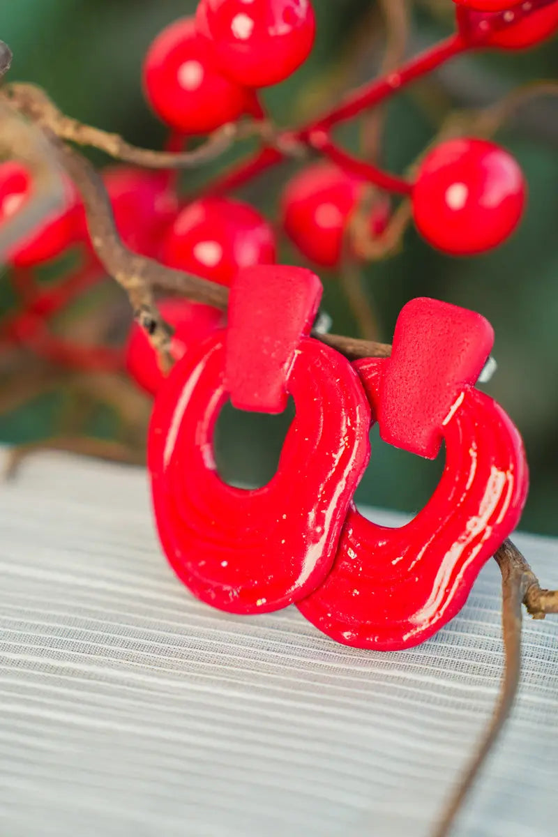 Orecchini rossi opachi – Design scultoreo handmade in argilla Emozioni