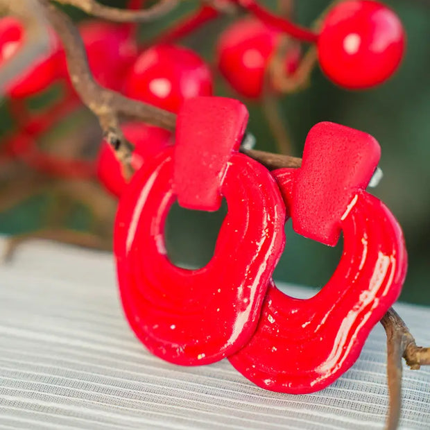 Orecchini rossi opachi – Design scultoreo handmade in argilla Emozioni