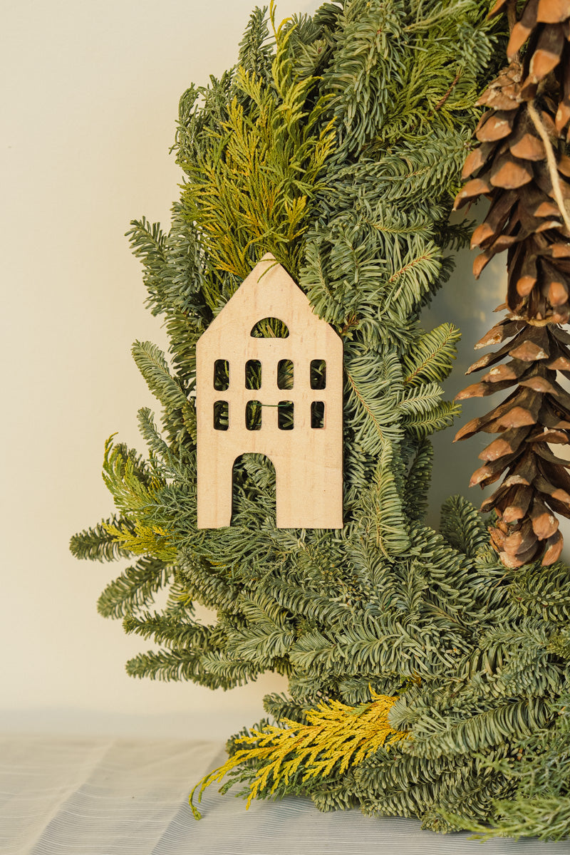 Ghirlanda Artigianale con Pigne e Casetta in Legno