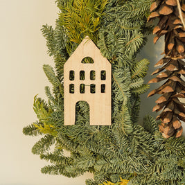 Ghirlanda Artigianale con Pigne e Casetta in Legno