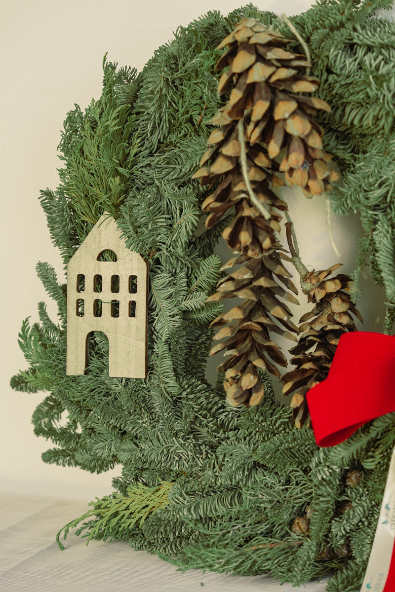 Ghirlanda Artigianale con Pigne e Casetta in Legno