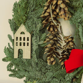 Ghirlanda Artigianale con Pigne e Casetta in Legno