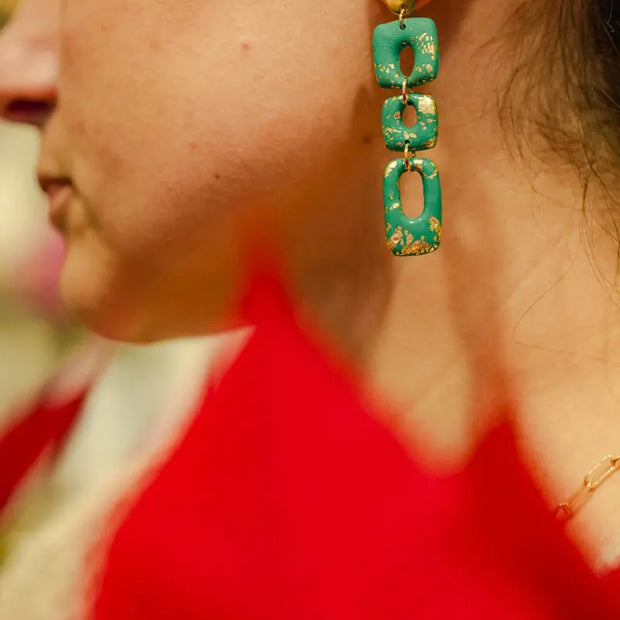 Orecchini verdi con foglia oro – Gioielli artigianali in argilla Emozioni