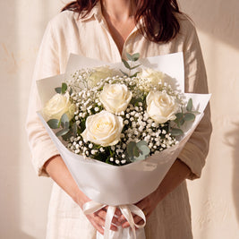 Ragnaia, bouquet di rose bianche e gypsophila — consegna a Torino