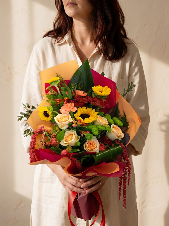Rigoglio, bouquet con girasoli, rose pesca e garofani — consegna a Torino