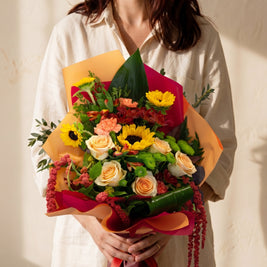 Rigoglio, bouquet con girasoli, rose pesca e garofani — consegna a Torino