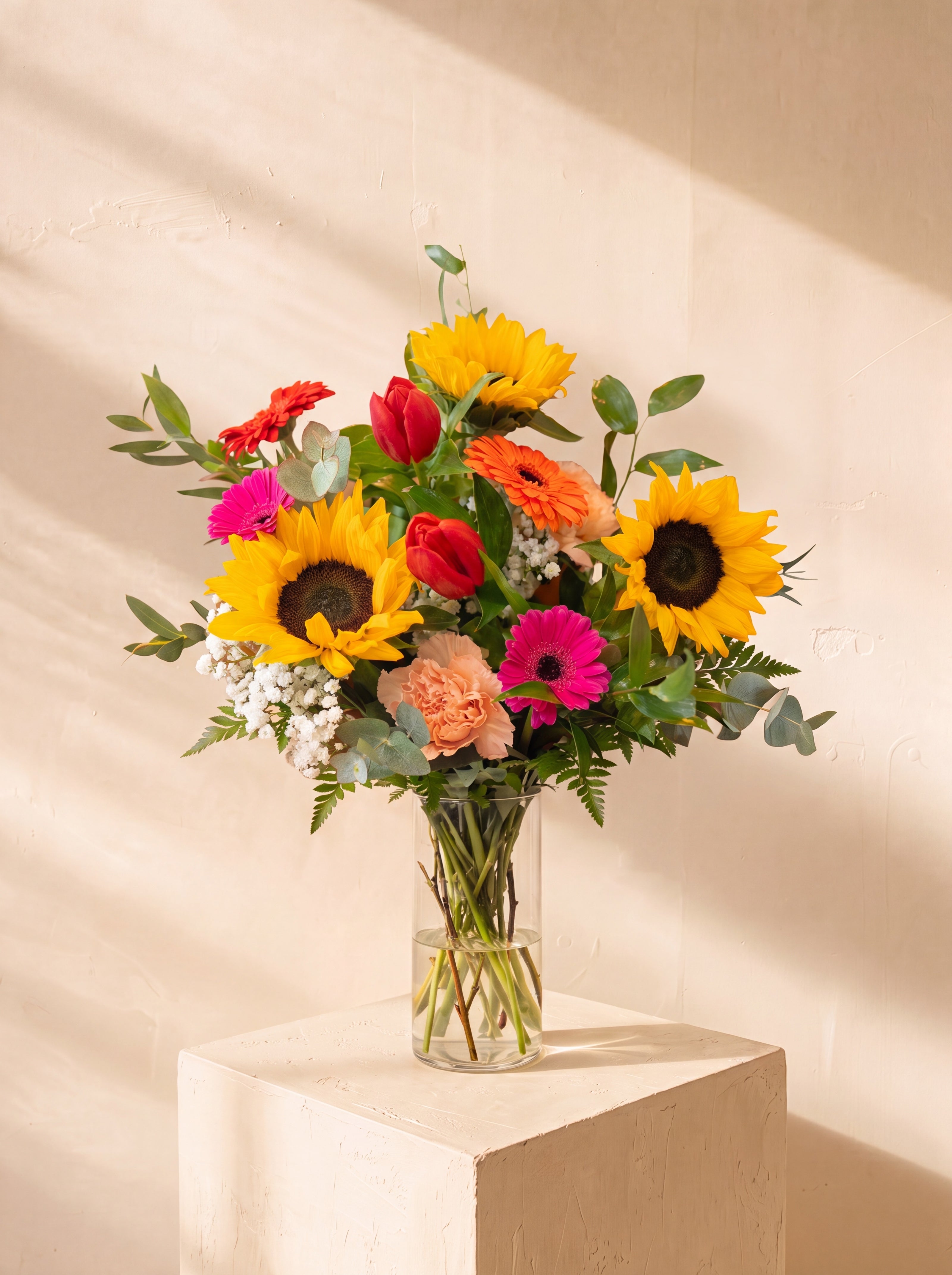 Pomera, bouquet misto con girasoli nel vaso — Emozioni Fiori Torino