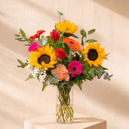 Pomera, bouquet misto con girasoli nel vaso — Emozioni Fiori Torino