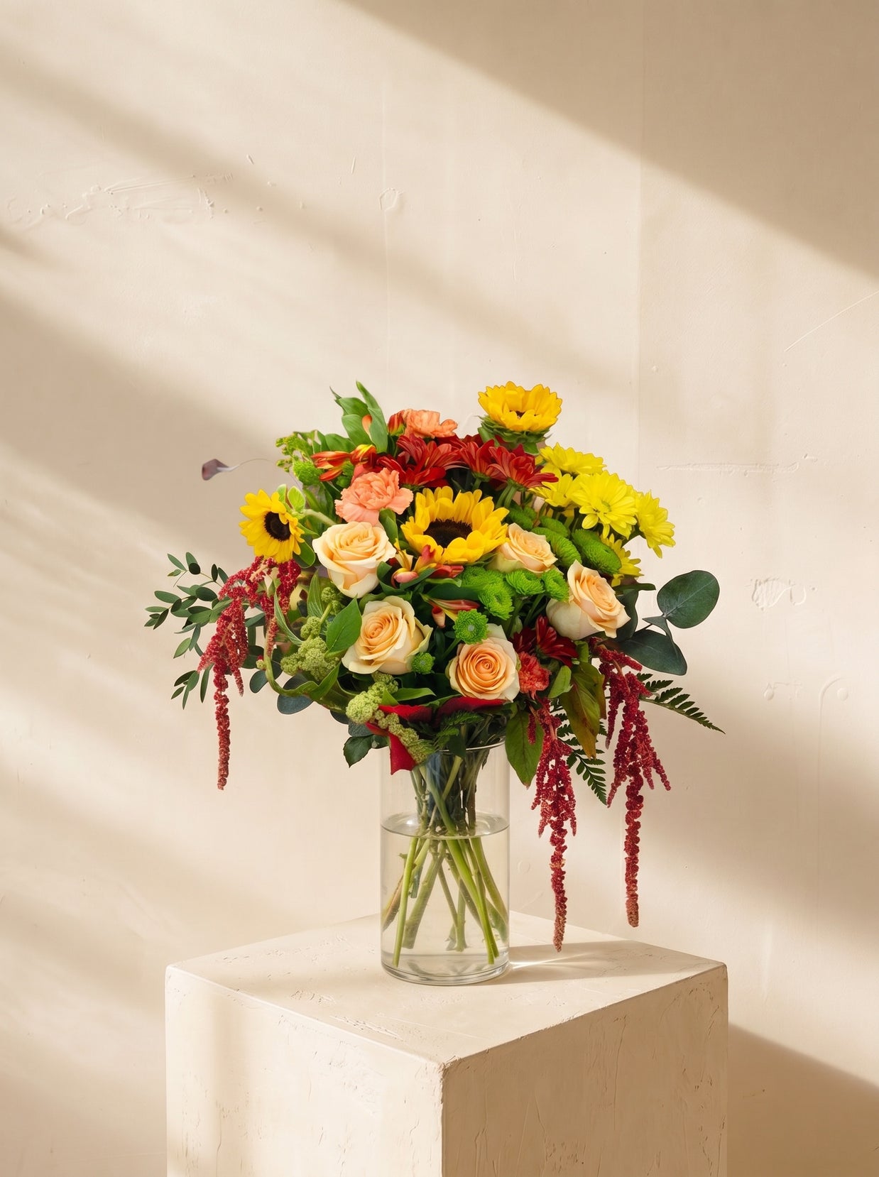 Rigoglio, girasoli rose pesca e garofani nel vaso — Emozioni Fiori Torino