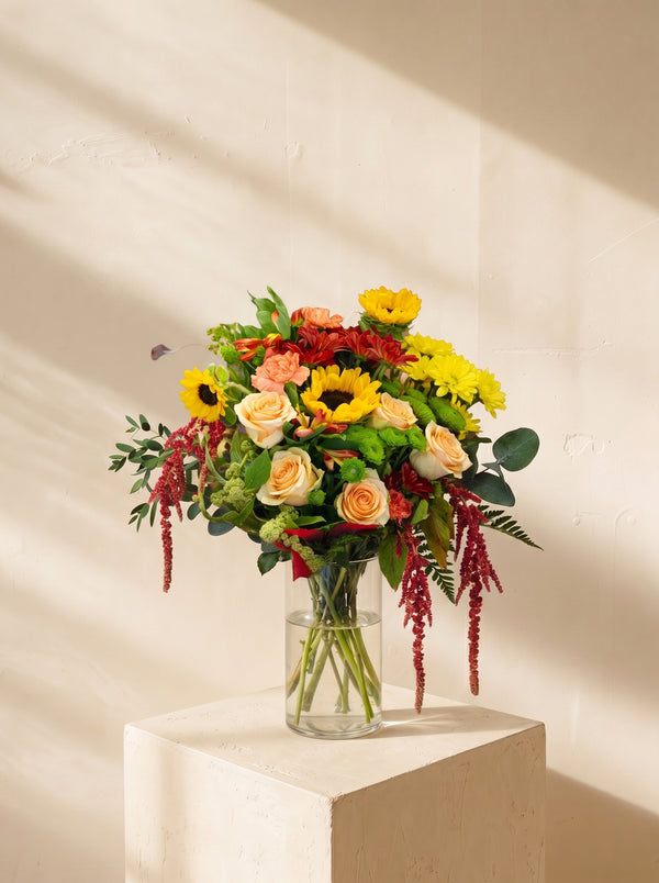 Rigoglio, girasoli rose pesca e garofani nel vaso — Emozioni Fiori Torino