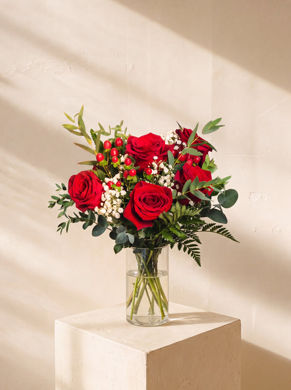 Roseto, rose rosse e hypericum nel vaso — Emozioni Fiori Torino