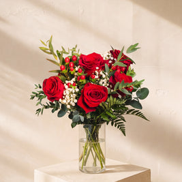 Roseto, rose rosse e hypericum nel vaso — Emozioni Fiori Torino