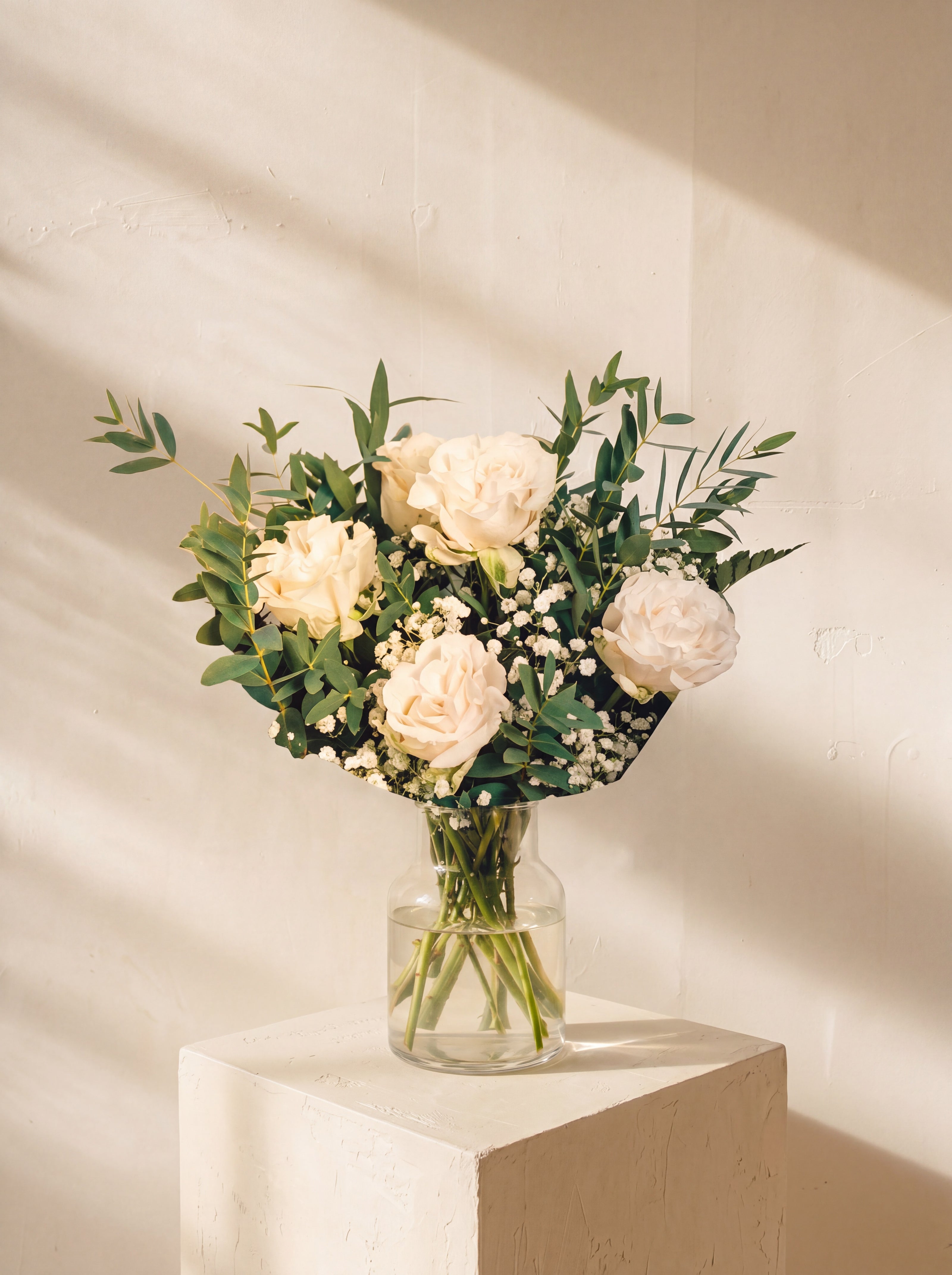 Ragnaia, rose bianche e gypsophila nel vaso — Emozioni Fiori Torino
