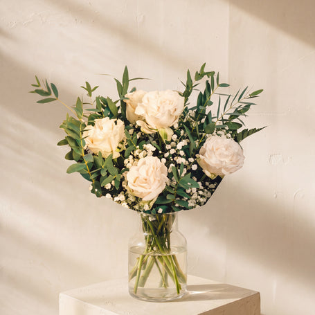 Ragnaia, rose bianche e gypsophila nel vaso — Emozioni Fiori Torino