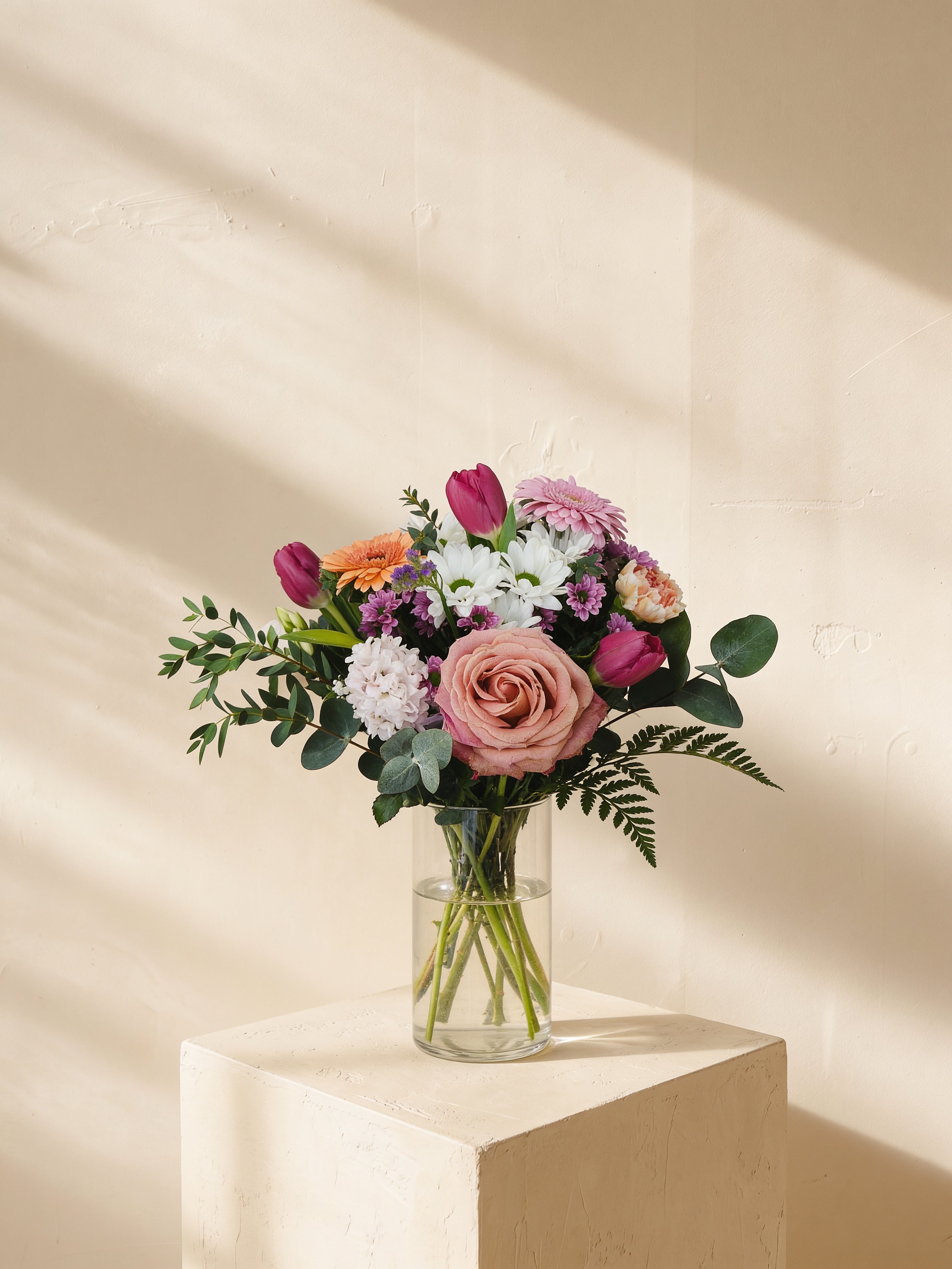 Antologia, rose gerbere e tulipani nel vaso — Emozioni Fiori Torino