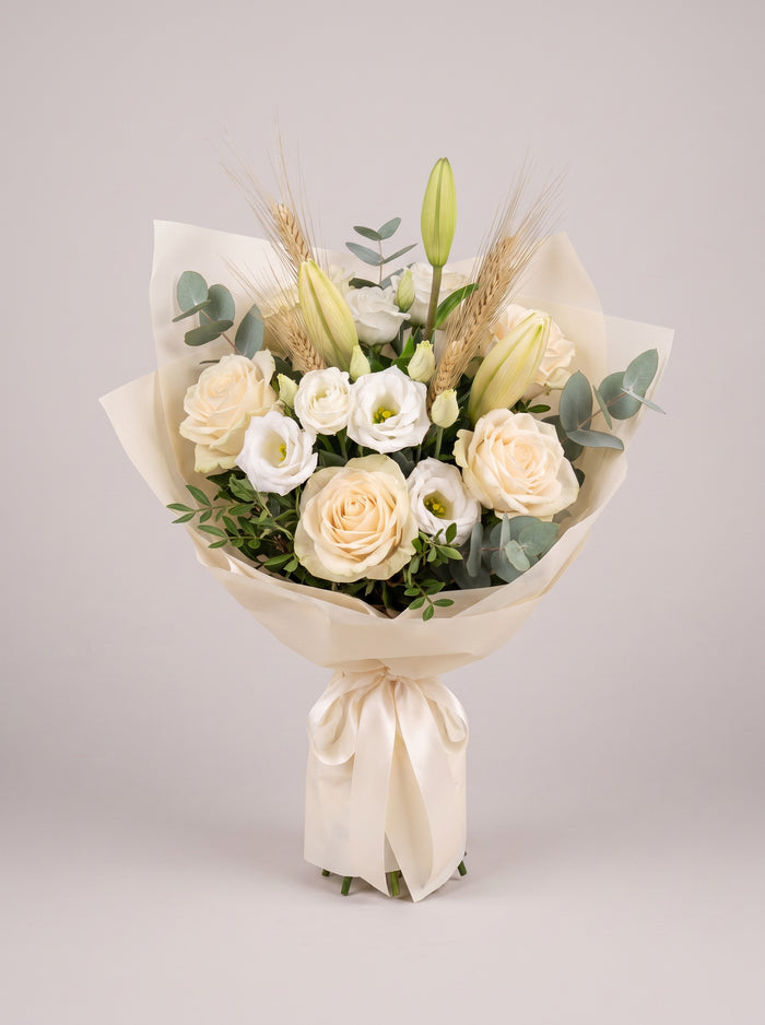 Bouquet di laurea con rose crema e spighe di grano | Emozioni Fiori Torino