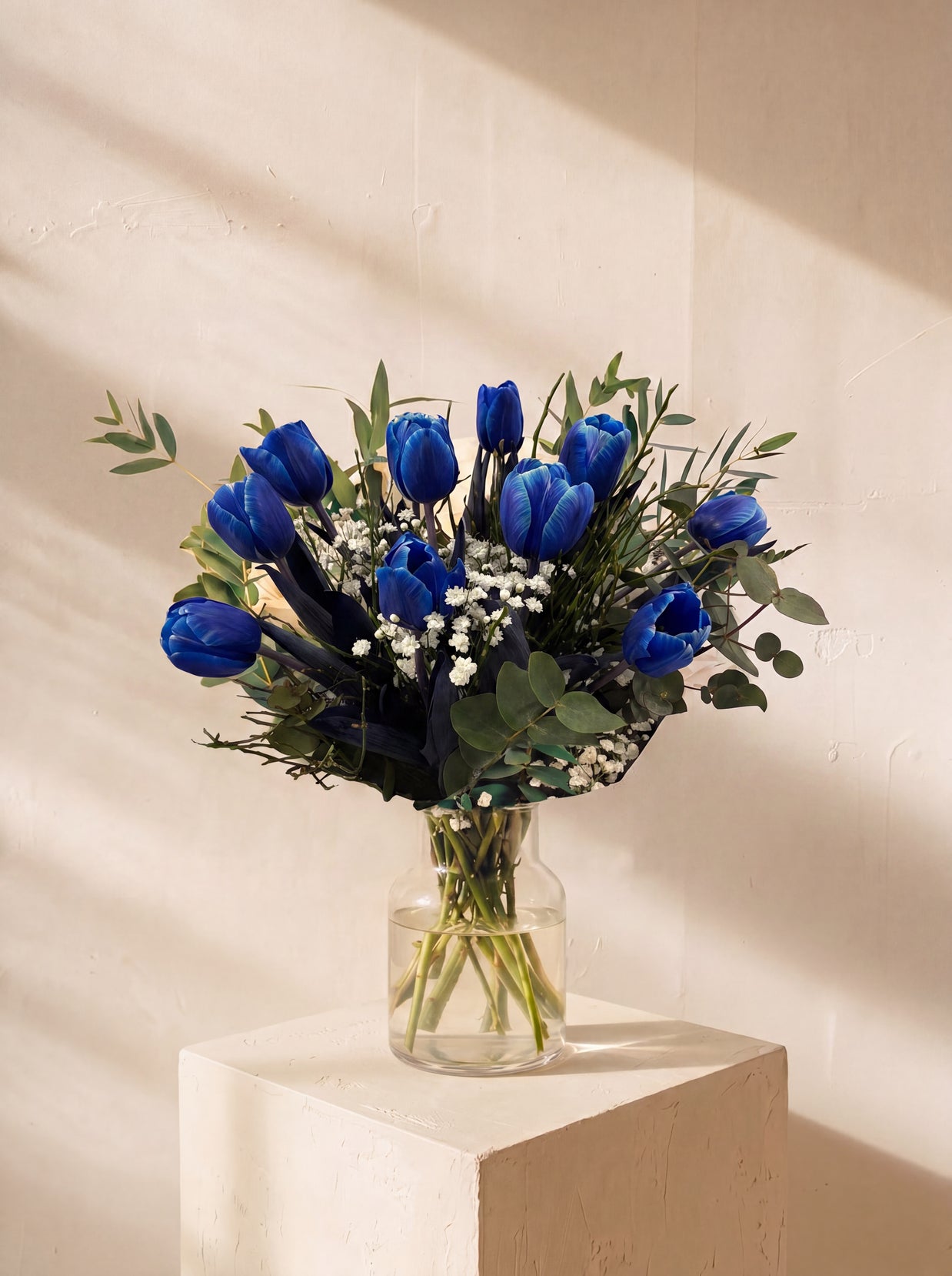 Ninfeo, tulipani blu nel vaso — Emozioni Fiori Torino