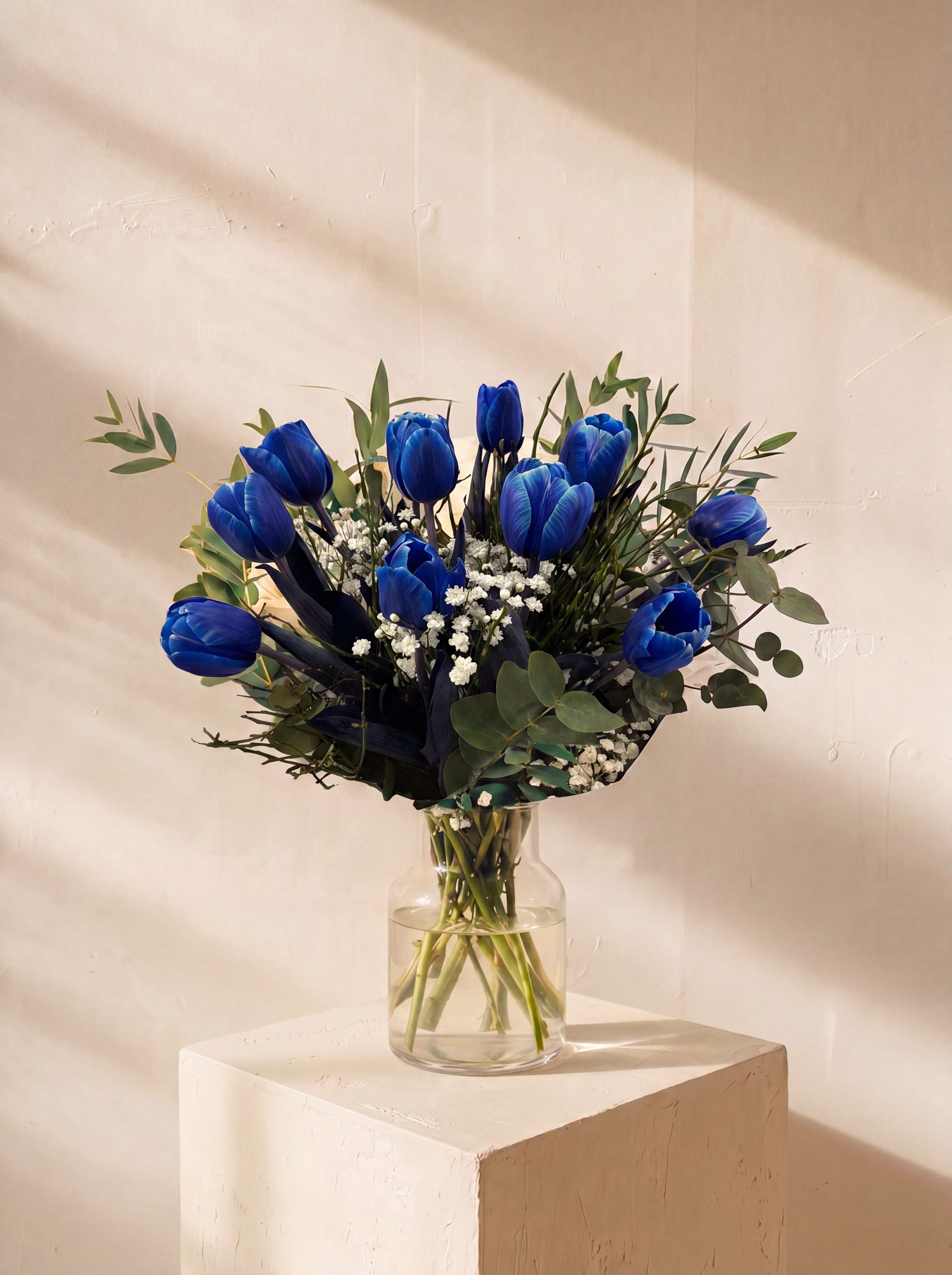 Ninfeo, tulipani blu nel vaso — Emozioni Fiori Torino