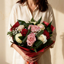 Verziere, bouquet di rose miste rosse, rosa e bianche — consegna a Torino
